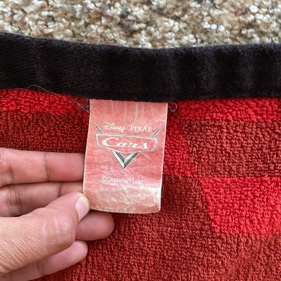 Disney Pixar Cars beach towel for kids featuring lightning McQueen - Picture 5 of 5